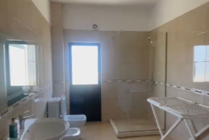 Shtepi me qera Vila Luksoze ne Tirane, 3+1, Mobilimi E mobiluar, Pagesa 600  Euro.