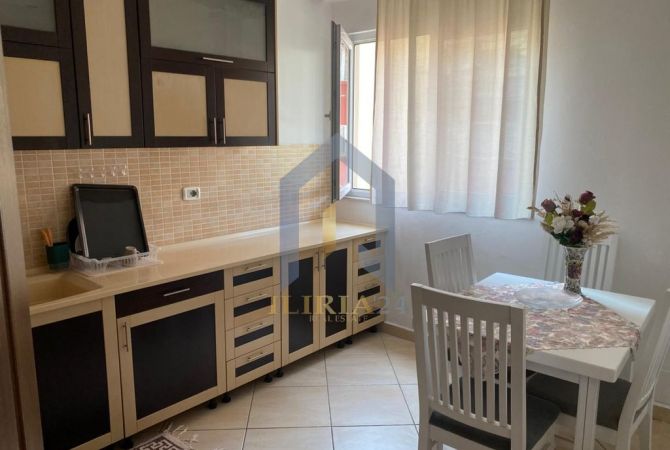 Shtepi me qera Apartament ne Tirane, 2+1, Mobilimi E mobiluar, Pagesa 500  Euro.