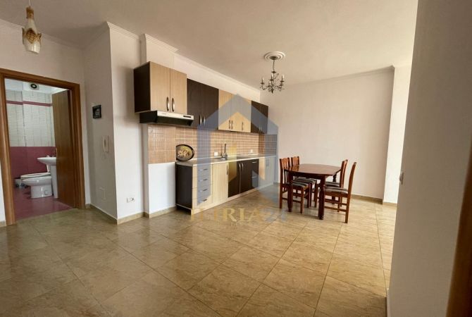 Shtepi me qera Apartament ne Tirane, 2+1, Mobilimi Pjeserisht e mobiluar, Pagesa 600  Euro.