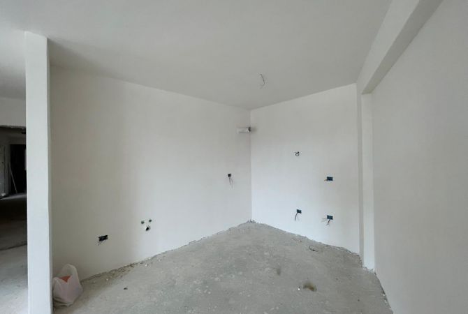 Shtepi ne shitje Apartament ne Tirane, 1+1, Mobilimi Bosh, pa mobiluar, Pagesa 128,000  Euro.