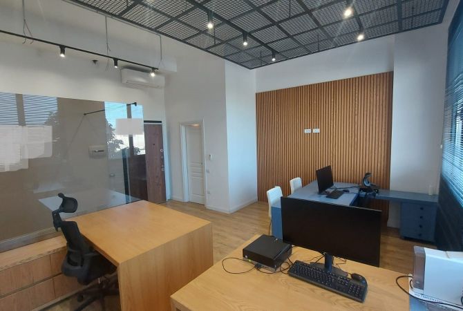 Ambiente Commerciale in Vendita 3+1 a Tirana - 105,000 Euro