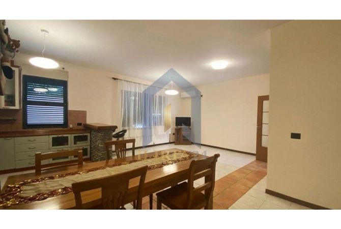 Shtepi ne shitje Vila Luksoze ne Tirane, 7+1, Mobilimi E mobiluar, Pagesa 465,000  Euro.