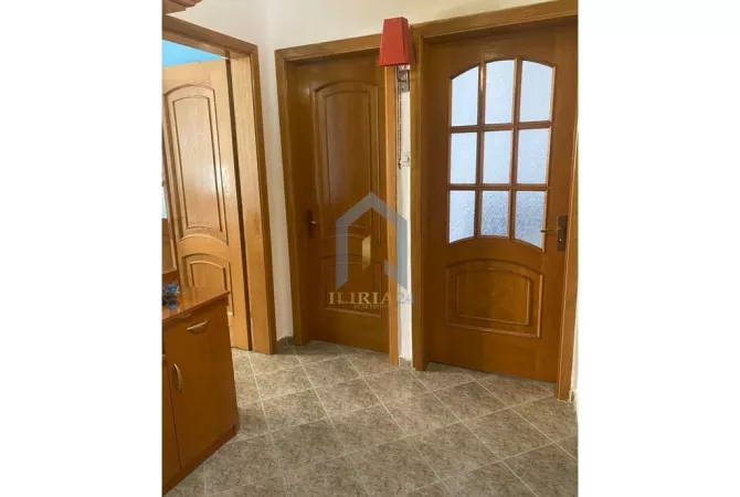 Shtepi ne shitje Apartament ne Tirane, 2+1, Mobilimi Pjeserisht e mobiluar, Pagesa 130,000  Euro.