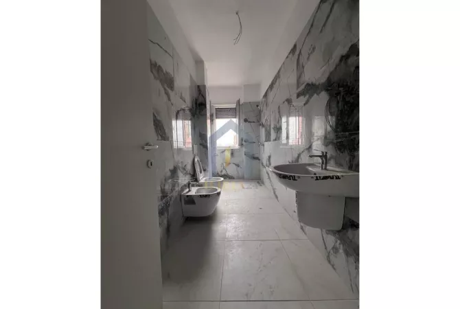 Shtepi ne shitje Apartament ne Tirane, 2+1, Mobilimi Bosh, pa mobiluar, Pagesa 99,000  Euro.