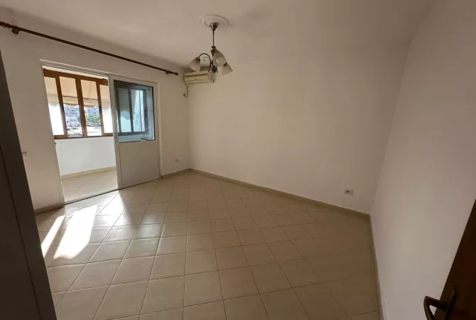Shtepi ne shitje Apartament ne Tirane, 1+1, Mobilimi Bosh, pa mobiluar, Pagesa 102,000  Euro.