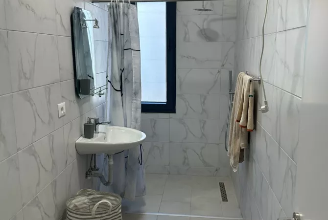 Shtepi me qera Apartament ne Tirane, 2+1, Mobilimi E mobiluar, Pagesa 650  Euro.