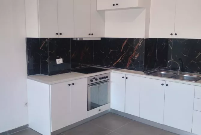 Shtepi ne shitje Apartament ne Tirane, 1+1, Mobilimi Pjeserisht e mobiluar, Pagesa 77,500  Euro.