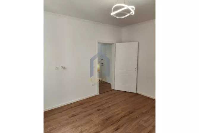 Shtepi ne shitje Apartament ne Tirane, 1+1, Mobilimi Bosh, pa mobiluar, Pagesa 95,000  Euro.