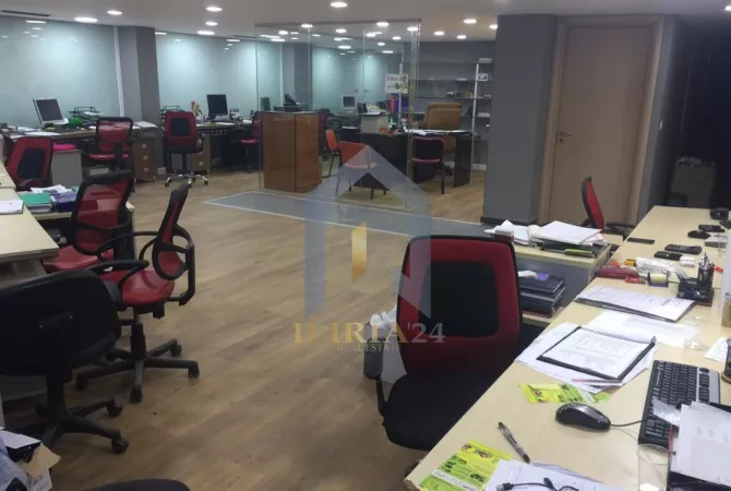Ambient biznesi me qera 3+1 ne Tirane - 2,970 Euro