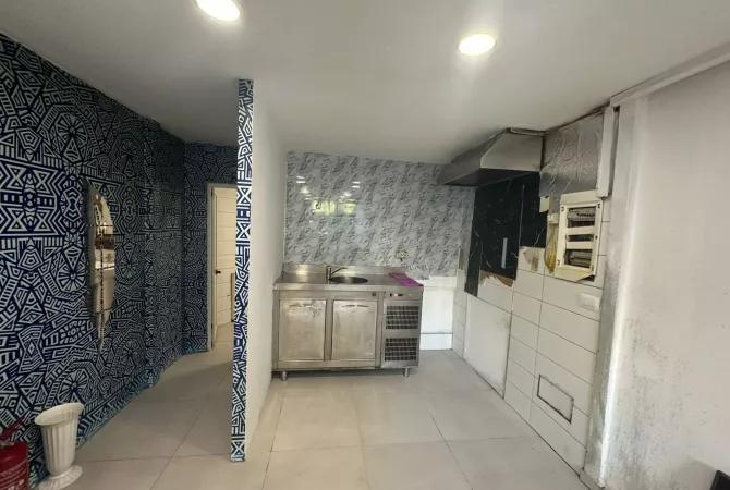 Ambiente Commerciale in Affitto 1+1 a Tirana - 2,000 Euro