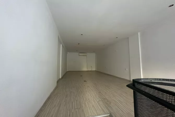 Ambiente Commerciale in Affitto 1+1 a Tirana - 2,000 Euro