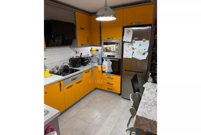 Shtepi me qera Apartament ne Tirane, 2+1, Mobilimi E mobiluar, Pagesa 900  Euro.