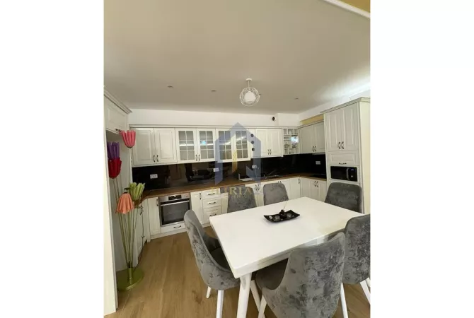 Shtepi me qera Apartament ne Tirane, 2+1, Mobilimi E mobiluar, Pagesa 900  Euro.