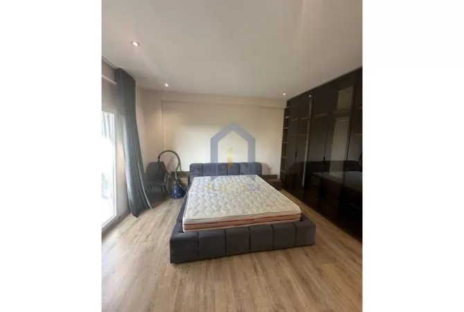 Shtepi me qera Apartament ne Tirane, 3+1, Mobilimi E mobiluar, Pagesa 1,000  Euro.