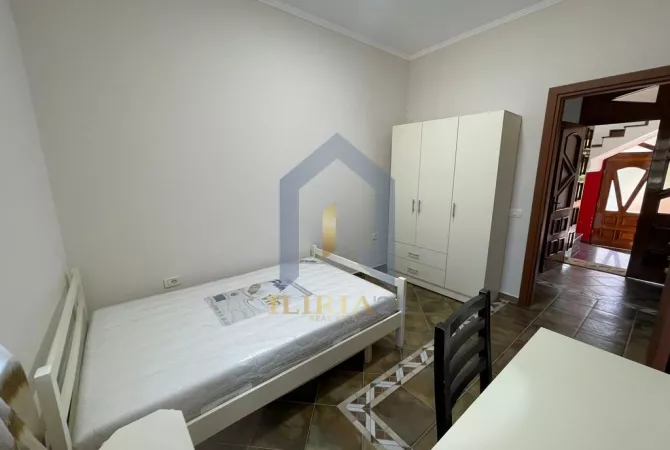 Shtepi me qera Shtepi Private ne Tirane, 4+1, Mobilimi E mobiluar, Pagesa 200  Euro.