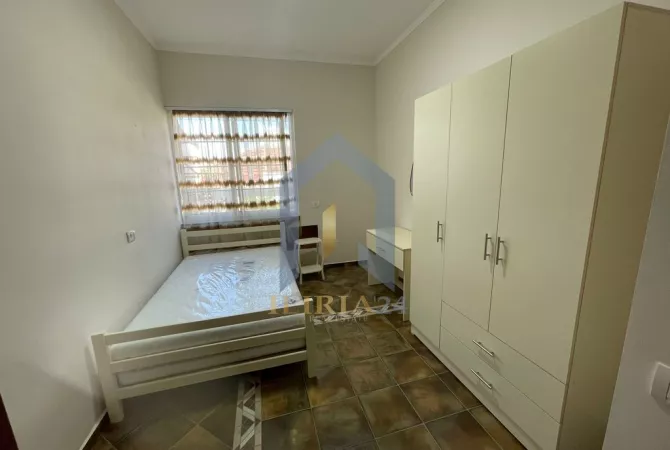 Shtepi me qera Shtepi Private ne Tirane, 4+1, Mobilimi E mobiluar, Pagesa 200  Euro.