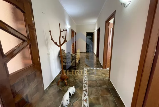 Shtepi me qera Shtepi Private ne Tirane, 4+1, Mobilimi E mobiluar, Pagesa 200  Euro.