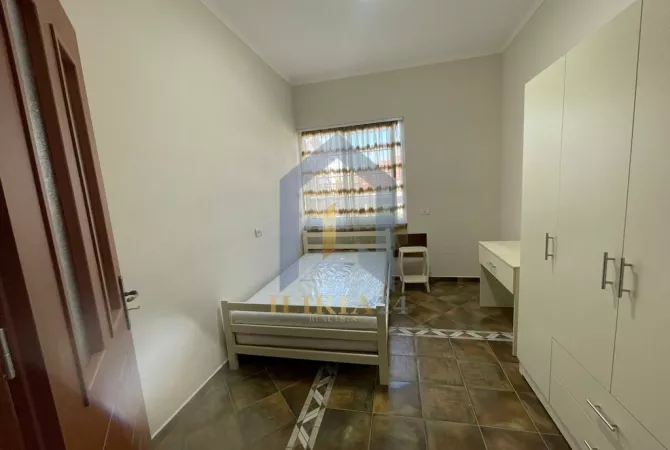 Shtepi me qera Shtepi Private ne Tirane, 4+1, Mobilimi E mobiluar, Pagesa 200  Euro.