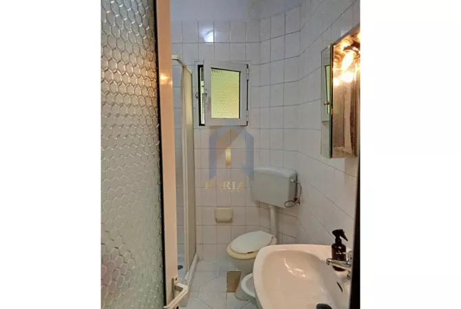 Shtepi me qera Apartament ne Tirane, 2+1, Mobilimi E mobiluar, Pagesa 450  Euro.