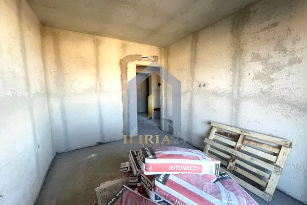 Shtepi ne shitje Apartament ne Tirane, 2+1, Mobilimi Bosh, pa mobiluar, Pagesa 94,000  Euro.