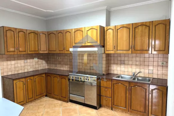 Casa in affitto 5+1 a Tirana - 1,700 Euro