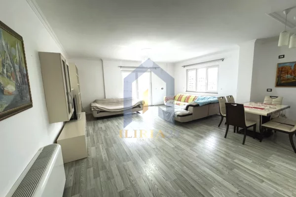 Shtepi me qera Penthose(kati i fundit panoramik) ne Tirane, 2+1, Mobilimi E mobiluar, Pagesa 1,200  Euro.