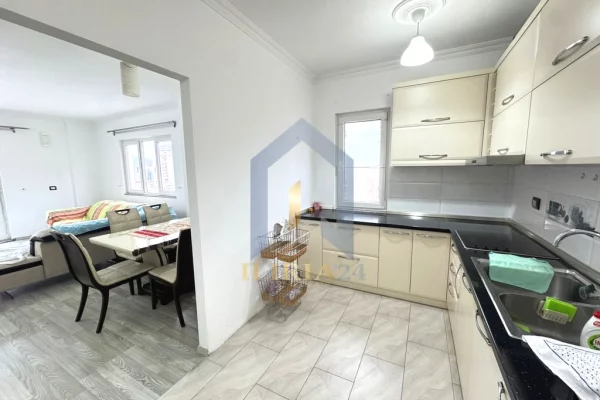 Shtepi me qera Penthose(kati i fundit panoramik) ne Tirane, 2+1, Mobilimi E mobiluar, Pagesa 1,200  Euro.