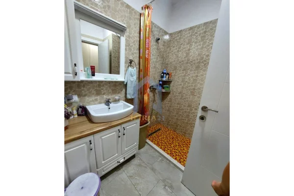 Shtepi ne shitje Apartament ne Tirane, 2+1, Mobilimi E mobiluar, Pagesa 140,000  Euro.