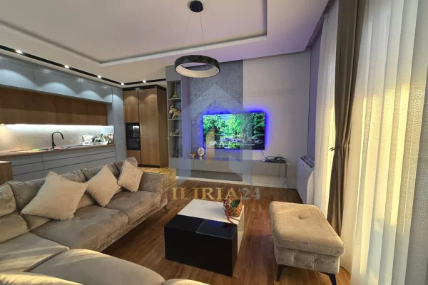 Shtepi ne shitje Penthose(kati i fundit panoramik) ne Tirane, 3+1, Mobilimi E mobiluar, Pagesa 300,000  Euro.