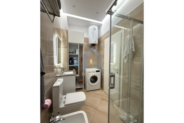 Shtepi ne shitje Penthose(kati i fundit panoramik) ne Tirane, 3+1, Mobilimi E mobiluar, Pagesa 300,000  Euro.