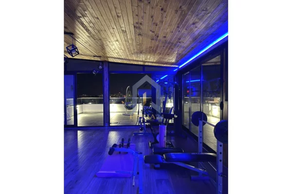 Shtepi ne shitje Penthose(kati i fundit panoramik) ne Tirane, 3+1, Mobilimi E mobiluar, Pagesa 300,000  Euro.