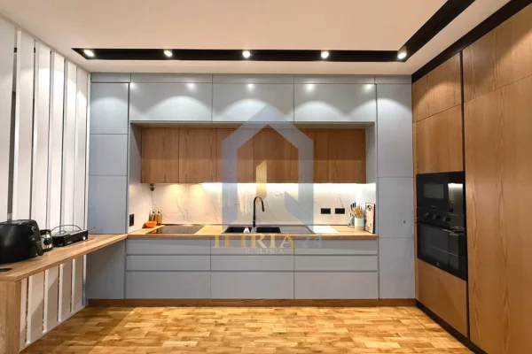 Shtepi ne shitje Penthose(kati i fundit panoramik) ne Tirane, 3+1, Mobilimi E mobiluar, Pagesa 300,000  Euro.