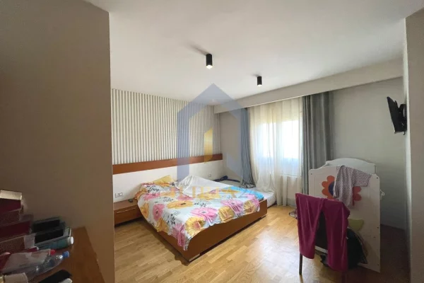 Shtepi ne shitje Apartament ne Tirane, 3+1, Mobilimi E mobiluar, Pagesa 300,000  Euro.
