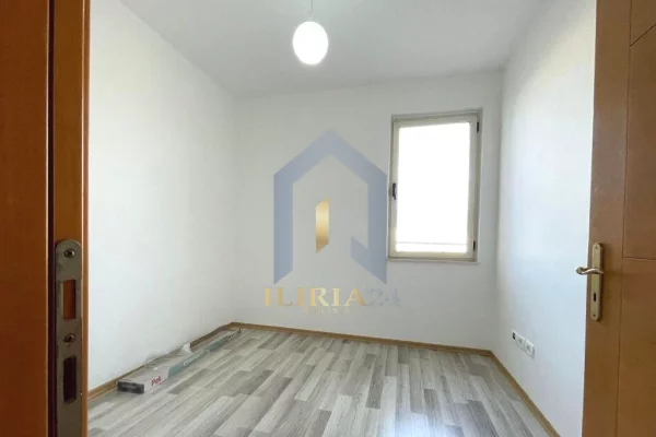 Shtepi ne shitje Apartament ne Tirane, 2+1, Mobilimi Bosh, pa mobiluar, Pagesa 132,000  Euro.