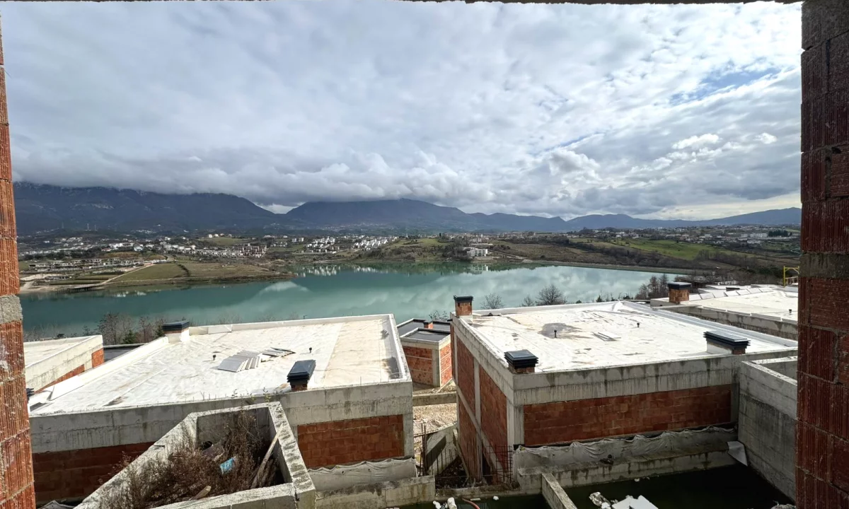 Shtepi ne shitje Vila Luksoze ne Tirane, 3+1, Mobilimi Bosh, pa mobiluar, Pagesa 493,965  Euro.