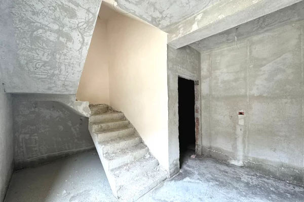 Shtepi ne shitje Vila Luksoze ne Tirane, 3+1, Mobilimi Bosh, pa mobiluar, Pagesa 493,965  Euro.