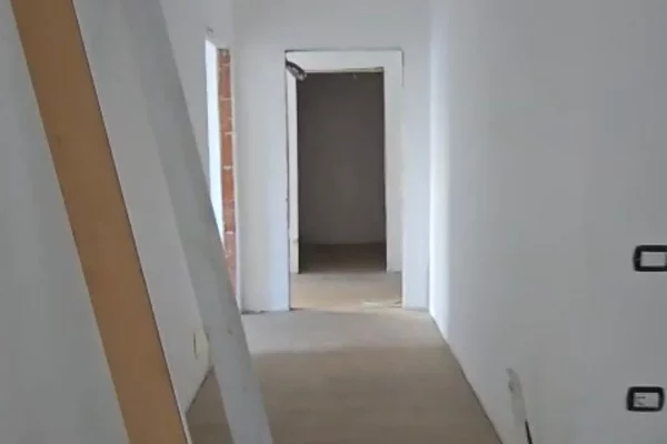 Shtepi ne shitje Apartament ne Tirane, 3+1, Mobilimi Bosh, pa mobiluar, Pagesa 215,500  Euro.