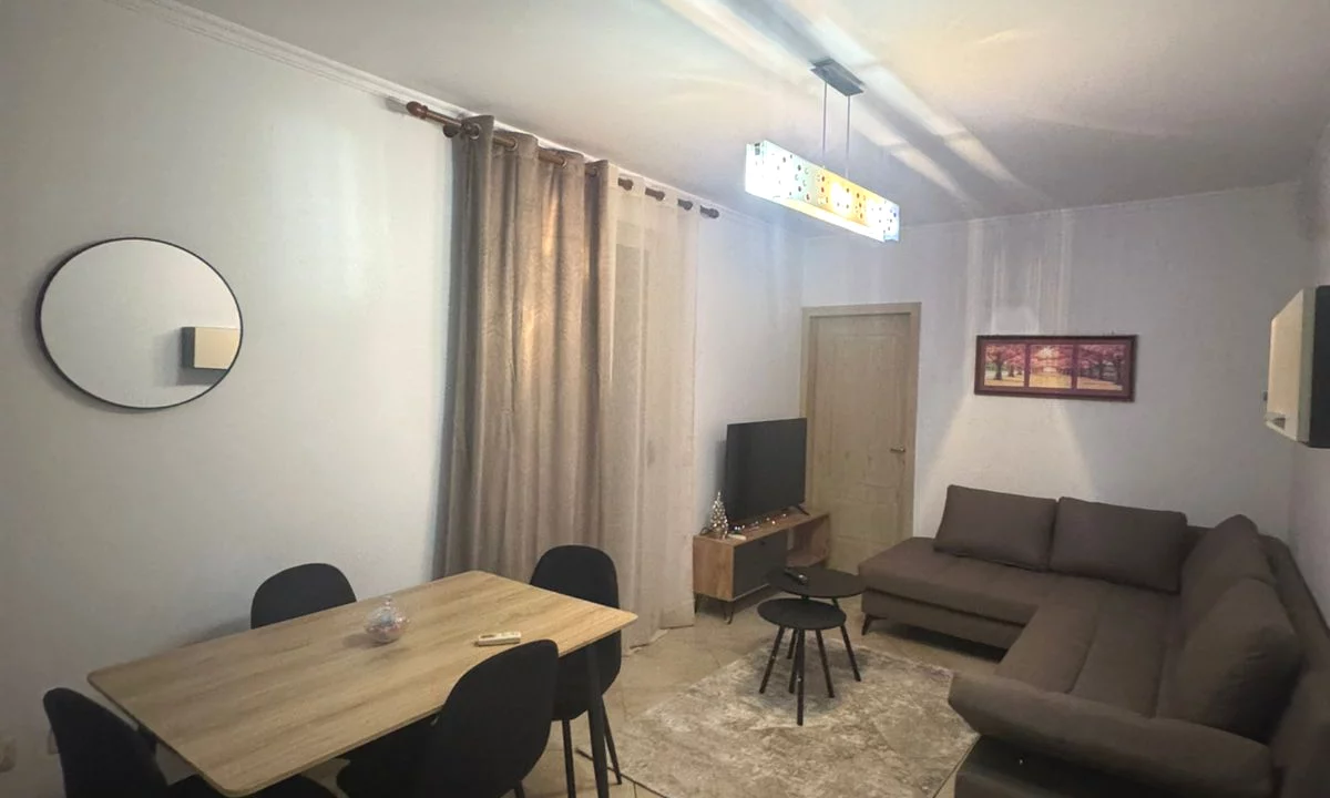 Shtepi me qera Apartament ne Tirane, 3+1, Mobilimi E mobiluar, Pagesa 700  Euro.