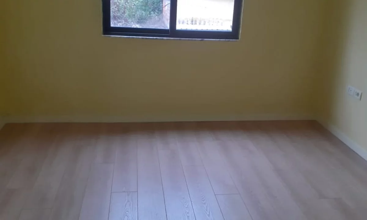 Shtepi ne shitje Apartament ne Tirane, 1+1, Mobilimi Bosh, pa mobiluar, Pagesa 95,000  Euro.