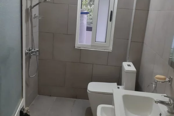 Shtepi ne shitje Apartament ne Tirane, 1+1, Mobilimi Bosh, pa mobiluar, Pagesa 95,000  Euro.
