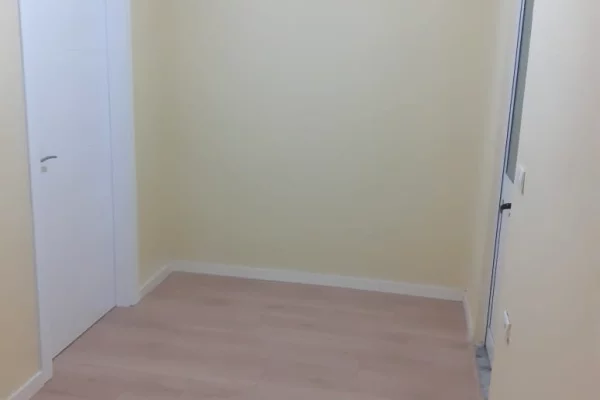 Shtepi ne shitje Apartament ne Tirane, 1+1, Mobilimi Bosh, pa mobiluar, Pagesa 95,000  Euro.