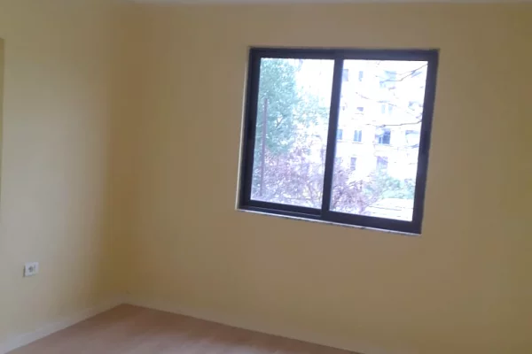 Shtepi ne shitje Apartament ne Tirane, 1+1, Mobilimi Bosh, pa mobiluar, Pagesa 95,000  Euro.