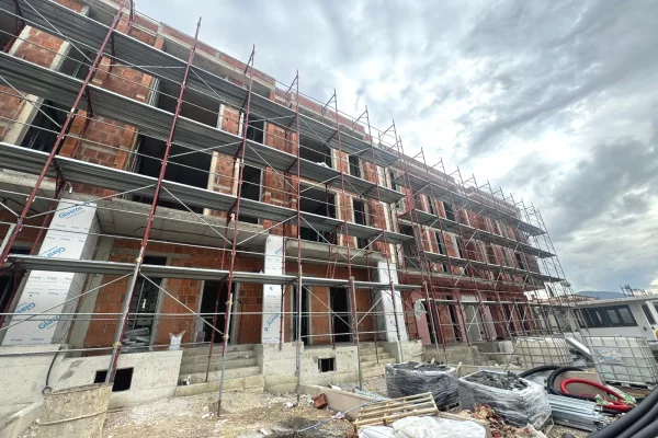 Shtepi ne shitje Vila Luksoze ne Tirane, 4+1, Mobilimi Bosh, pa mobiluar, Pagesa 375,000  Euro.