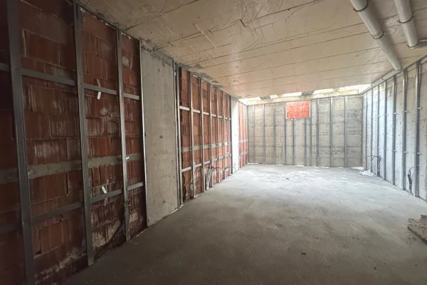 Shtepi ne shitje Vila Luksoze ne Tirane, 4+1, Mobilimi Bosh, pa mobiluar, Pagesa 375,000  Euro.