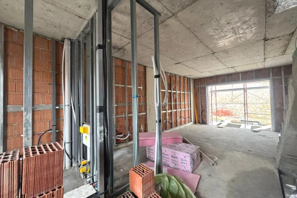 Shtepi ne shitje Vila Luksoze ne Tirane, 4+1, Mobilimi Bosh, pa mobiluar, Pagesa 375,000  Euro.