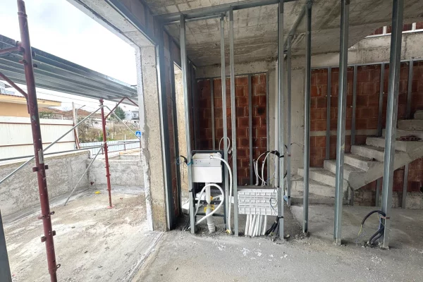 Shtepi ne shitje Vila Luksoze ne Tirane, 4+1, Mobilimi Bosh, pa mobiluar, Pagesa 375,000  Euro.