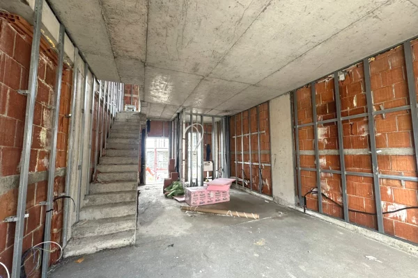 Shtepi ne shitje Vila Luksoze ne Tirane, 4+1, Mobilimi Bosh, pa mobiluar, Pagesa 375,000  Euro.