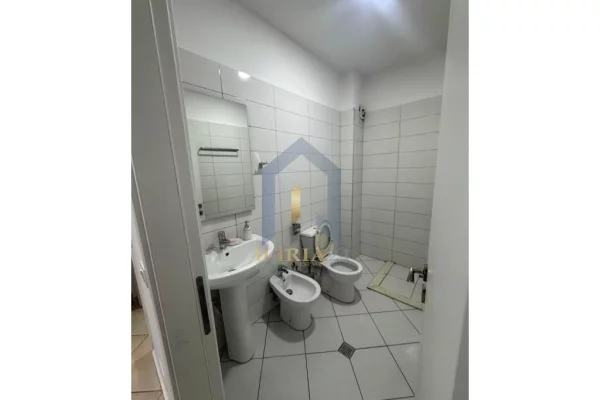 Shtepi me qera Apartament ne Tirane, 2+1, Mobilimi E mobiluar, Pagesa 700  Euro.