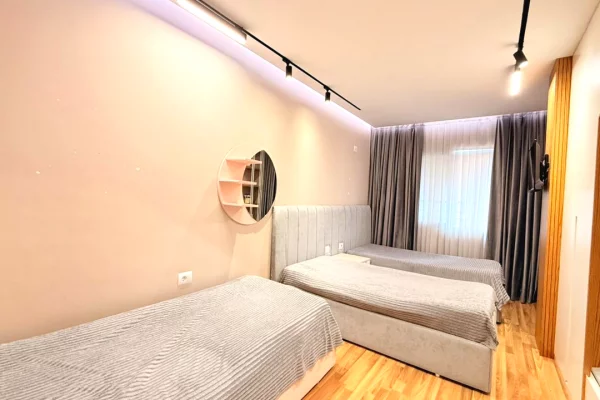 Shtepi ne shitje Apartament ne Tirane, 2+1, Mobilimi E mobiluar, Pagesa 650  Euro.
