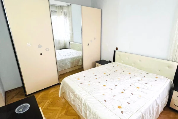 Shtepi me qera Apartament ne Tirane, 3+1, Mobilimi E mobiluar, Pagesa 650  Euro.